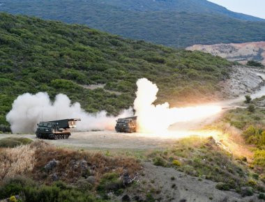 Επιχειρησιακή εκπαίδευση: Βολές Πυροβολικού Μάχης και Πολλαπλών Εκτοξευτών Πυραύλων (φωτό)